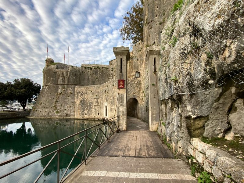 Kotor óvárosa Montegróban.